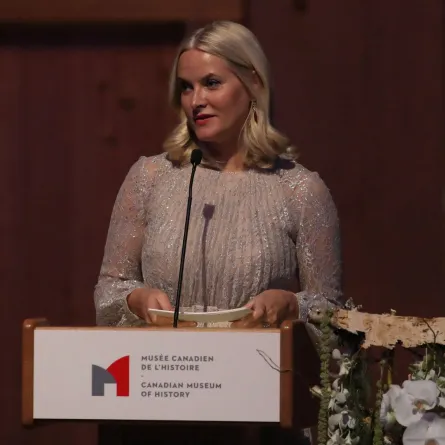 الأميرة ميت ماريت، ولية العهد، في المتحف الكندي للتاريخ في غاتينو، كيبيك (Crown Princess Mette-Marit at the Canadian Museum of History in Gatinueau, Quebec). مصدر الصورة: Lars Hagberg / AFP