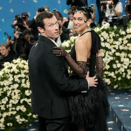 دوا ليبا Dua Lipa وكالوم تيرنر callum turner في حفل ميت غالا 2025. مصدر الصورة: Michael Loccisano/GA/The Hollywood Reporter via Getty Images
