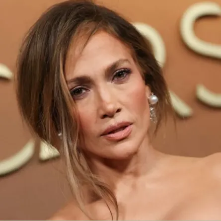 جينيفر لوبيز Jennifer Lopez في حفل توزيع جوائز المحافظين 2025. مصدر الصورة: VALERIE MACON / AFP
