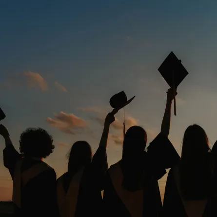 مجموعة من الخريجات يحتفلن بالتخرج 