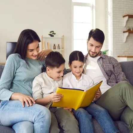 صورة لعائلة تستمتع بقراءة قصص قديمة