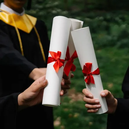 مجموعة من الخريجات يحتفلن بتخرجهن