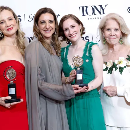 بيس وول Bess Wohl، إيفا برايس Eva Price، راشيل سوسمان Rachel Sussman، وداريل روث Daryl Roth في حفل توزيع جوائز توني 2026. مصدر الصورة: kena betancur / AFP