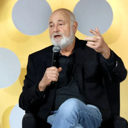 روب راينر في مسرح تي سي إل الصيني في هوليوود، كاليفورنيا (Rob Reiner at TCL Chinese Theatre in Hollywood, California). مصدر الصورة: Jesse Grant/Getty Images for TCM/AFP