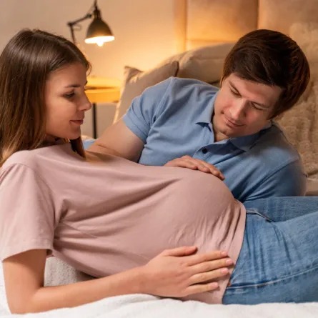 صورة تعبر عن دعم الزوج لزوجته أثناء الحمل