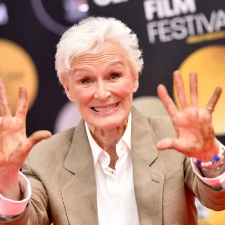 غلين كلوز Glenn Close تضع بصماتها على ممر المشاهير - مصدر الصورة Chris Delmas / AFP