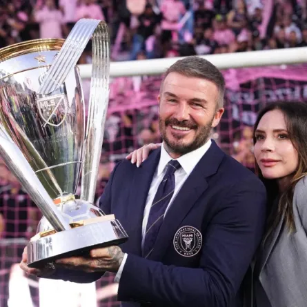 السير ديفيد بيكهام وزوجته فيكتوريا بيكهام مع الكأس بطولة الدوري الأمريكي لكرة القدم - Photo by Rich Storry / GETTY IMAGES NORTH AMERICA / Getty Images via AFP