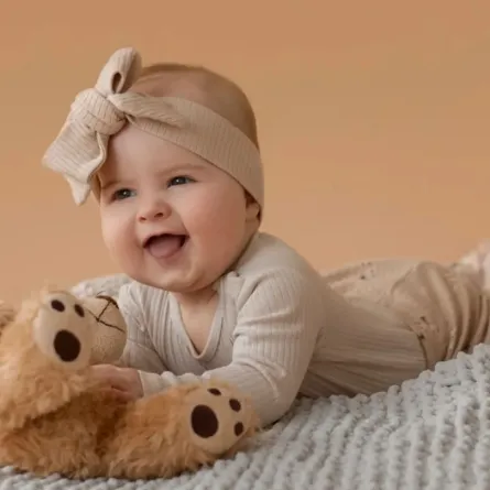 صورة لرضيع منقلب على بطنه