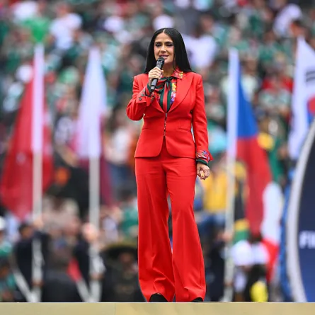 النجمة سلمي حايك في افتتاح كأس العالم في مدينة مكسيكو- (مصدر الصورة Tom Weller/picture alliance via Getty Images)