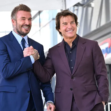 توم كروز Tom Cruise وديفيد بيكهام David Beckham أثناء تكريمه بنجمة في ممشى مشاهير هوليوود. مصدر الصورة: LISA O'CONNOR / AFP