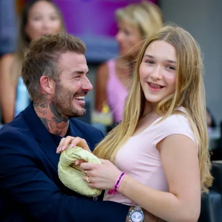 ديفيد بيكهام مع ابنته هاربر في ملعب تشيس في فورت لودرديل، فلوريدا (David Beckham with his daughter Harper at Chase Stadium in Fort Lauderdale, Florida). مصدر الصورة: Chris ARJOON / AFP
