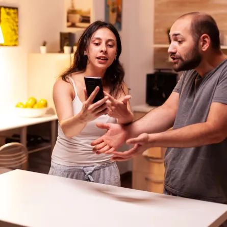 زوجة تتجادل مع زوجها تسأله عن سيدة أخرى يحتفظ بصورتها على جهازه المحمول