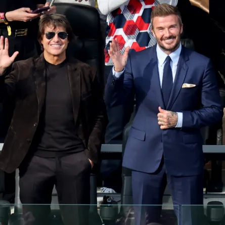 ديفيد بيكهام David Beckham وتوم كروز Tom Cruise في النباراة الافتتاحية للولايات المتحدة الأمريكية بكأس العالم 2026. مصدر الصورة: Allen J. Schaben / Los Angeles Times via Getty Images