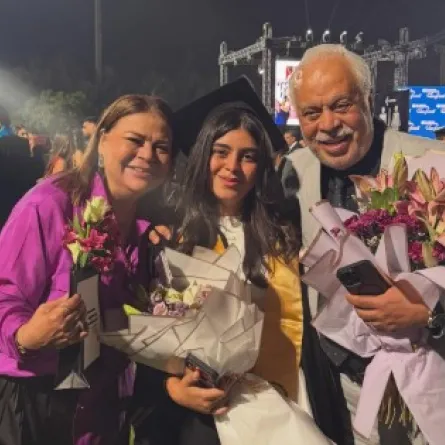 مريم أشرف زكي مع والدها وعمتها- الصورة من حساب روجينا على إنستغرام
