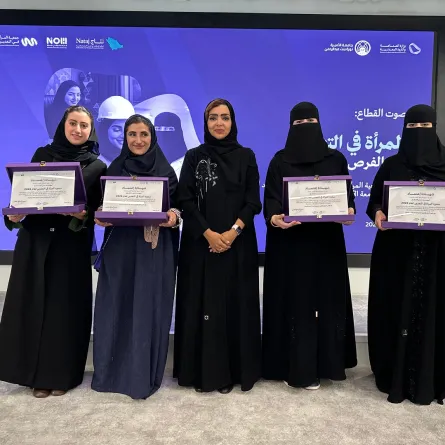 رنا الزمعي "رئيس مجلس إدارة جمعية المرأة في التعدين" مع سفيرات المرأة في التعدين