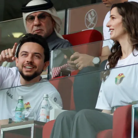 الأمير الحسين وزوجته رجوة في ملعب أحمد بن علي في الريان غرب الدوحة. مصدر الصورة:  KARIM JAAFAR / AFP