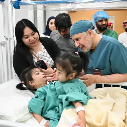 إنفاذًا لتوجيهات خادم الحرمين الشريفين وولي العهد.. بدء عملية فصل التوأم الملتصق الفلبيني - (مصدر الصورة: حساب مركز الملك سلمان للإغاثة على منصة إكس)