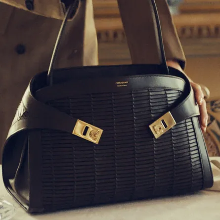 Ferragamo Hug Bag Soft..حقيبة كلاسيكية لصيف 2026 