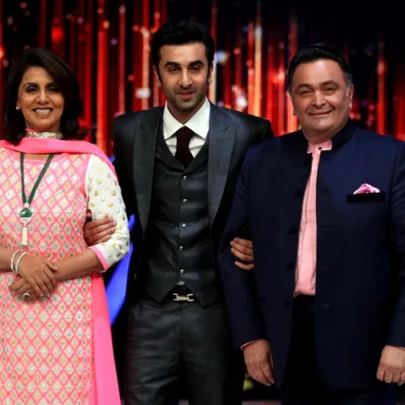 رانبير كابور يتوسط والده ريشي كابور ووالدته في مومباي- Ranbir Kapoor with parents Rishi Kapoor and Neetu Singh in Mumbai- مصدر الصورة: STREDL / AFP