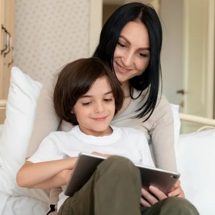 صورة أم تروي قصة لطفلها