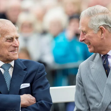 الأمير فيليب والملك تشارلز خلال زيارة إلى باوندبري، دورست ( Prince Philip and King Charles during a visit to Poundbury, Dorset). مصدر الصورة: Mark Cuthbert/UK Press via Getty Images