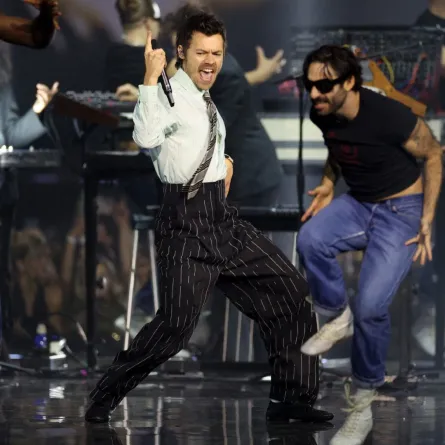 هاري ستايلز Harry Styles في حفل توزيع جوائز بريت 2026. مصدر الصورة: Adrian Dennis / AFP