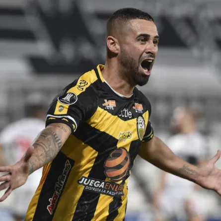 لوكاس تريخو في ملعب مانويل فيريريرا في أسونسيون (Lucas Trejo at the Manuel Ferrerira Stadium in Asuncion). مصدر الصورة: NORBERTO DUARTE / AFP