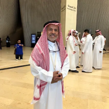 الفنان عبد العزيز المبدل - تصوير زكية البلوشي