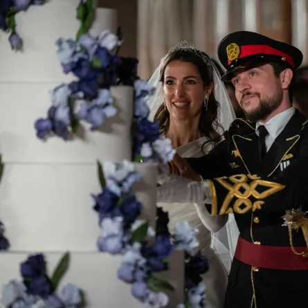ولي عهد الأردن الأمير الحسين بن عبدالله الثاني وزوجته الأميرة رجوة الحسين (مصدر الصورة  Jordan Pix/Getty Images)