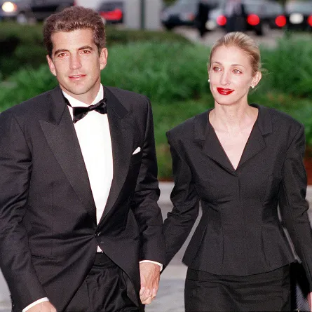 جون إف كينيدي الابن وزوجته كارولين بيسيت  John F. Kennedy Jr. and Carolyn Bessette في بوسطن مايو 1999 (مصدر الصورة :Photo by Justin Ide)