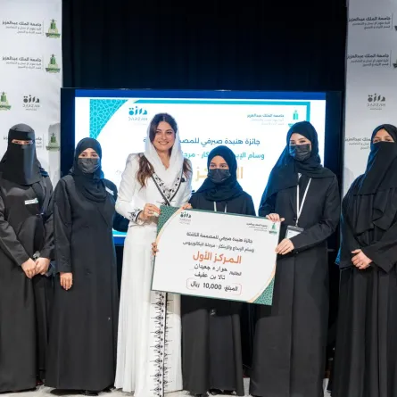 المصممة السعودية هنيدة صيرفي تسلم الجائزة للطالبات الفائزات