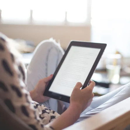 فتاة تقرأ كتاباً إلكترونياً