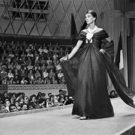 من عرض كريستيان ديور Christian Dior، في موسكو، عام 1959 (المصدر: Roger Viollet / Getty Images).