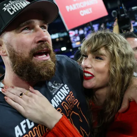 ترافيس كيلسي مع تايلور سويفت في ملعب إم آند تي بانك في بالتيمور، ميريلاند (Travis Kelce with Taylor Swift at M&T Bank Stadium in Baltimore, Maryland). مصدر الصورة: Patrick Smith/Getty Images/AFP