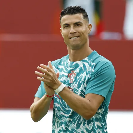 كريستيانو رونالدو، يحيي الجماهير قبل مباراة دور الـ32 من كأس العالم 2026 بين البرتغال وكرواتيا - Photo by Kamil Krzaczynski / AFP