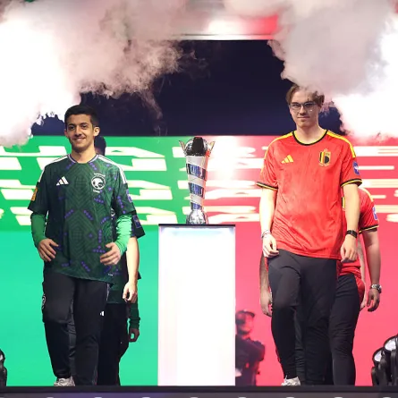 اللاعب السعودي يزيد عبدالله "Kiileerrz" والبلجيكي تريستان سويز "Atow." خلال منافسات ربع نهائي كأس العالم (FIFAe) للعبة "روكيت ليج" في الرياض - مصدر الصورة: Shane Anthony Sinclair / Getty Images