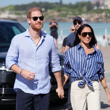 الأمير هاري وزوجته ميغان على شاطئ بوندي في سيدني (Prince Harry and his wife Meghan at Bondi Beach in Sydney). مصدر الصورة: Jonathan Brady / POOL / AFP