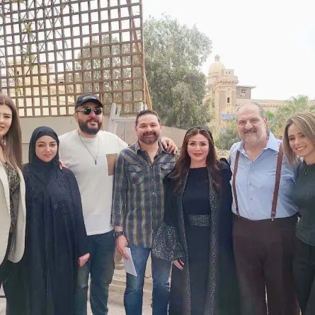 أبطال وصُنّاع فيلم الحافي - الصورة من صفحة الفنانة إلهام شاهين على الفيسبوك
