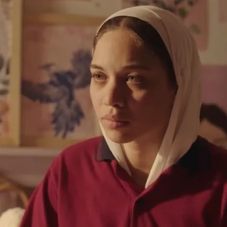 جيدا منصور في مسلسل أندر إيدج - الصورة سكرين شوت من شاشة عرض المسلسل