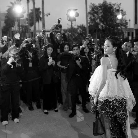 جيسو Jisoo في عرض ديور Dior، كروز 2027، مايو الفائت في كاليفورنيا (المصدر: Matei Horvath/ FilmMagic / Getty Images)