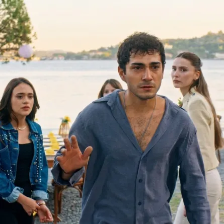 الحلقة الرابعة من المسلسل التركي  «اسطنبول رأساً على عقب Altı Üstü İstanbul» - الصورة سكرين شوت من الحلقة