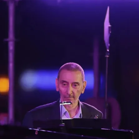 زياد الرحباني يحيي حفلاً موسيقياً ضمن فعاليات مهرجان أعياد بيروت 2019 على الواجهة البحرية في العاصمة اللبنانية Ziad Rahbani performs during the Beirut Holidays 2019 Festival at the waterfront in the Lebanese capital. مصدر الصورة: JOSEPH EID / AFP