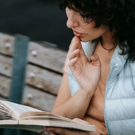 فتاة تقرأ كتابًا 