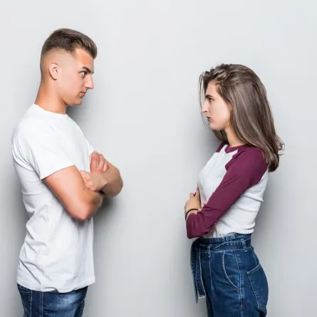 زوجة تتعامل بحزم مع زوجها وهو متضايق من ذلك