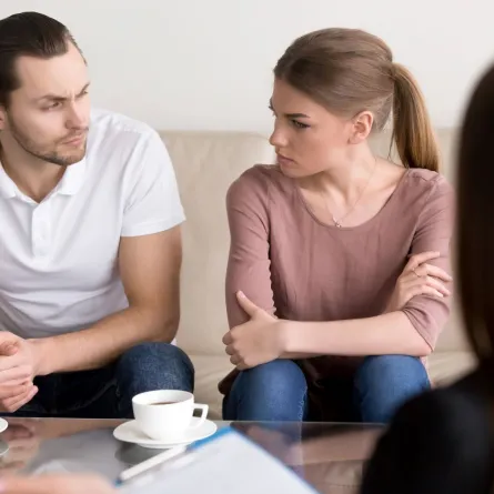 زوج يحاول الحديث مع زوجته مسترجعاً حواراتهما الطويلة سابقاً