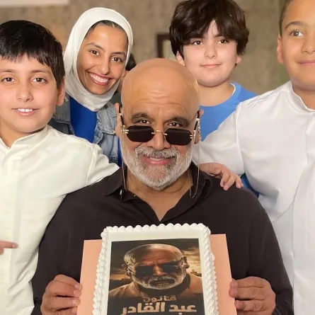 داود حسين يحمل كعكة بصورته شخصيته التي يجسدها في مسلسل قانون عبد القادر- الصورة من حسابه على الانستغرام
