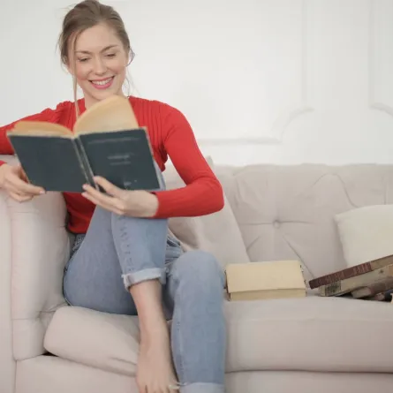 شابة تقرأ كتابا باستمتاع