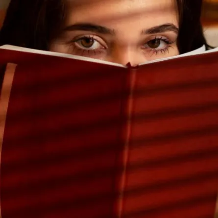 فتاة تقرأ رواية تشويق وإثارة