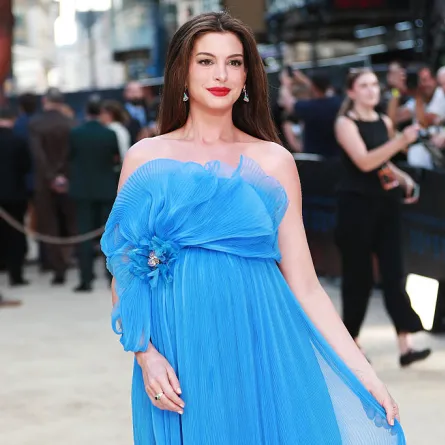 النجمة أن هاثواي Anne Hathaway- (مصدر الصورة Grant Buchanan/Dave Benett/WireImage)