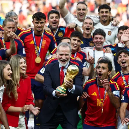 الملك فيليب السادس بجانب الأميرة إليونور والأميرة صوفيا في نهائي بطولة كأس العالم 2026. مصدر الصورة: FRANCK FIFE / AFP